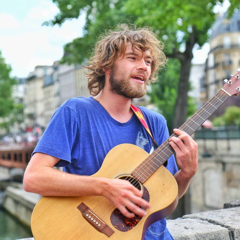 ragazzo canta chitarra